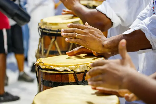 Como identificar o tempo forte e a síncope no samba usando músicas conhecidas