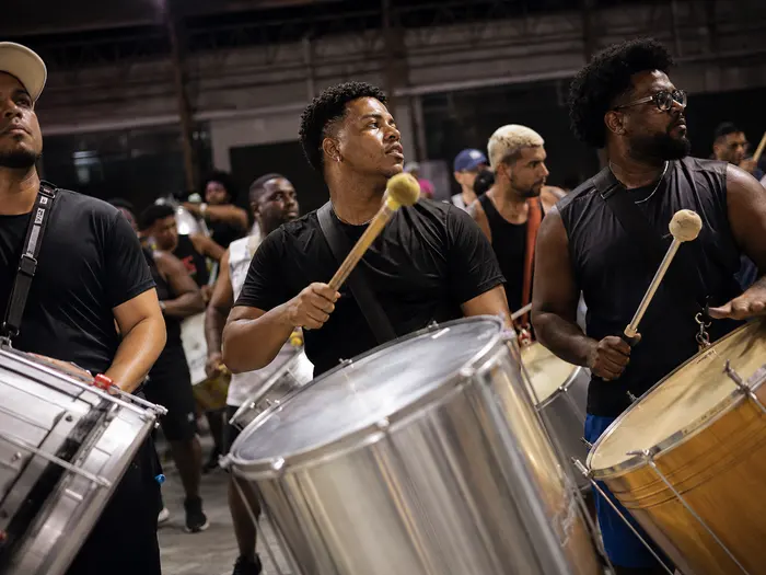Naipe de surdos tocando durante ensaio de bateria de escola de samba