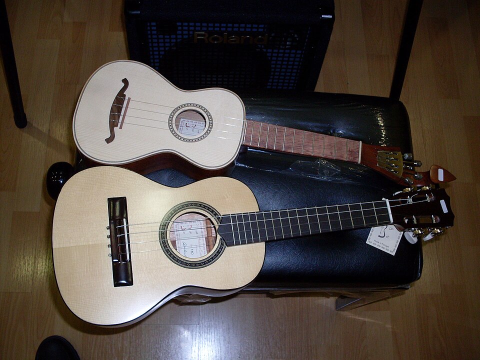 Comparação entre cavaquinho do Minho e cavaquinho brasileiro