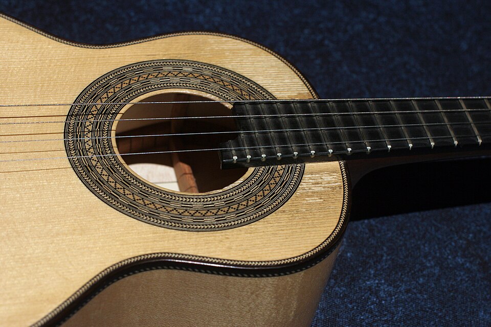 Cavaquinho para iniciantes: sete acordes e três caminhos para começar a acompanhar samba